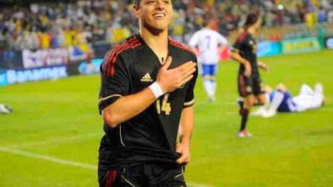 'Chicharito' Hernández celebra el gol de la victoria sobre el equipo bosnio, ayer, en el partido amistoso jugado en el Soldier Field.