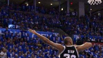 El jugador de los Thunder Kevin Durant (d) salta para encestar ante la marca de Boris Diaw (i) de los Spurs.