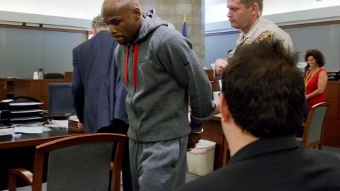 Floyd Mayweather Jr. es retirado de la corte esposado.