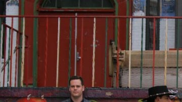 Fermín Reyes, el vocalista de Azul de Noche, la banda de música Blues y Jazz, en español le dedica una canción al barrio de Pilsen.