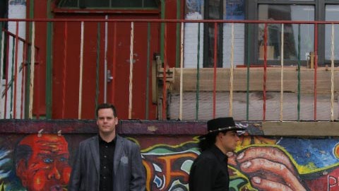 Fermín Reyes, el vocalista de Azul de Noche, la banda de música Blues y Jazz, en español le dedica una canción al barrio de Pilsen.