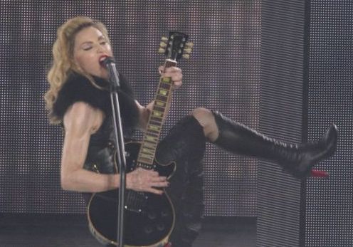Madonna inició su gira mundial anoche con un concierto en Tel Avid ante 30,000 personas.