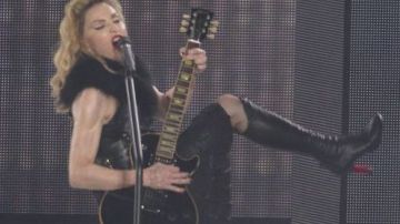 Madonna inició su gira mundial anoche con un concierto en Tel Avid ante 30,000 personas.