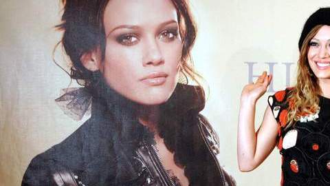 Emocionada con su rol de madre, Duff participa en la campaña Johnson's Baby CARES.