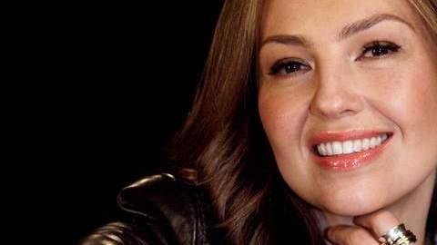 Thalía con su libro 'Cada día más fuerte'.