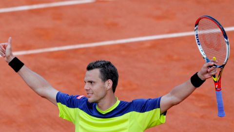 El tenista francés Paul Henri requirió de casi seis horas de trabajo para avanzar en el Abierto de Francia.