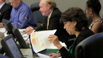 Ruth Lopez Novodor (d), de la comision  California Citizens Compensation,  revisa  documentos.