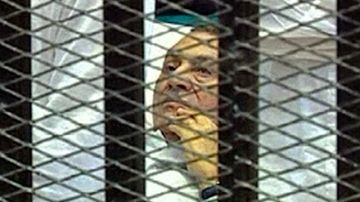 De ser hallado culpable, Mubarak, en una foto que le dio la vuelta al mundo, enfrentará la pena de muerte.