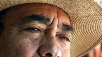 Cuando el IFE le negó la postulación a la candidatura a González Meza, este disgustado,  le  lanzó un zapato a los consejeros.