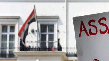 Un cartel antipresidente sirio Bachar al Asad frente a la embajada siria en Londres, Inglaterra.