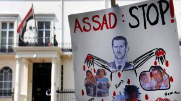 Un cartel antipresidente sirio Bachar al Asad frente a la embajada siria en Londres, Inglaterra.