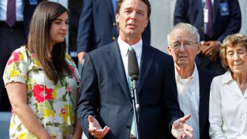 El exprecandidato demócrata, John Edwards, con su hija Cate, (i), y sus padres Bobbie y Wallace Edwards, en una rueda de prensa ayer.