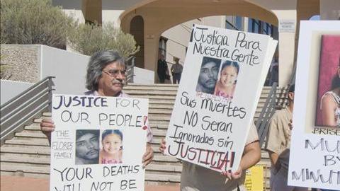 Activistas protestan en septiembre de 2009 frente a la Corte Superior del condado Pima por la muerte de Raúl J. Flores y su hija Brisenia Flores a manos de Shawna Forde.