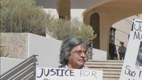 Activistas protestan en septiembre de 2009 frente a la Corte Superior del condado Pima por la muerte de Raúl J. Flores y su hija Brisenia Flores a manos de Shawna Forde.