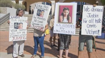 Activistas protestan en septiembre de 2009 frente a la Corte Superior del condado Pima por la muerte de Raúl J. Flores y su hija Brisenia Flores a manos de Shawna Forde.