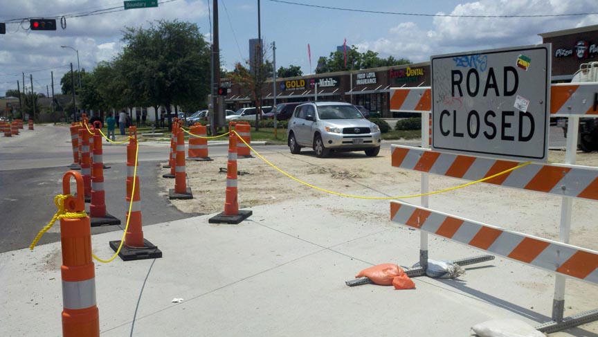 Las obras de construcción del tren ligero en Houston dificultan el tránsito y alejan a la clientela.