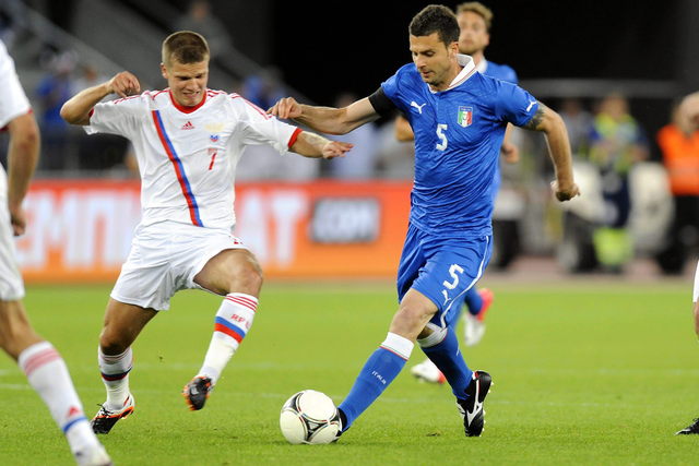 Thiago Motta (der.), de Italia, disputa el balón con Igor Denisov,  durante el amistoso ante Rusia, en Zúrich, Suiza.