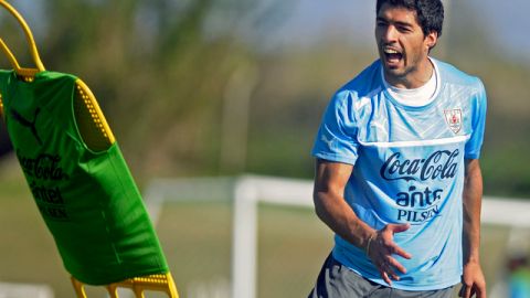 El delantero uruguayo Luis Suárez cerró con fuerza su preparación para enfrentar hoy, en duelo clave, a la aguerrida Vinotinto.