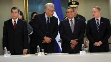 El presidente de Honduras, Porfirio Lobo (2do.),  junto a los miembros de la comisión especial para reformar la seguridad pública.