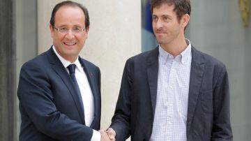 El presidente francés Francois Hollande saluda al periodista Roméo Langlois, recientemente liberado por las FARC.