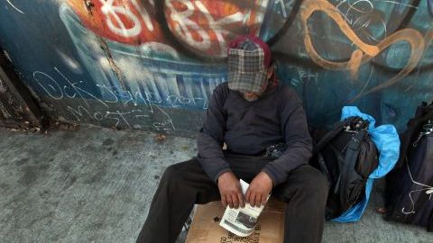 Un desamparado en el área de Skid Row en Los Ángeles.