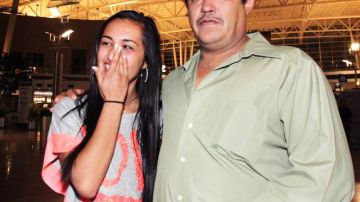 Elizabeth Olivas, de 18 años, se limpia las lágrimas junto a su padre, Pascual Olivas, luego de su llegada ayer al Aeropuerto Internacional de Indianápolis. Hoy recibe su diploma de 'high school'.