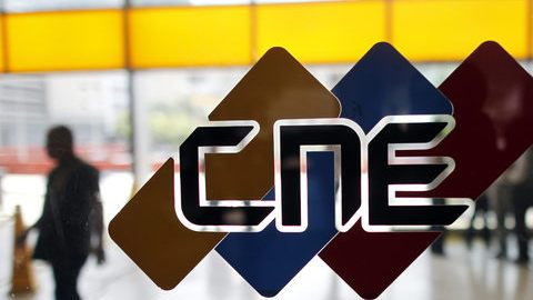 Detalle de la entrada de la sede del Consejo Nacional Electoral de Venezuela (CNE).
