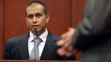 George Zimmerman, (i), comparece  ante un juez. La fiscalía cree  que tanto él como su esposa ofrecieron falsas declaraciones.