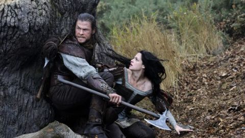 Kristen Stewart (d), en el papel de Blancanieves, y el actor Chris Hemsworth (i) en el papel de Huntsman.