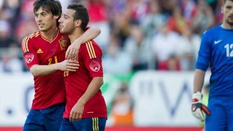 David Silva (izq.) y Santiago Cazorla de España.