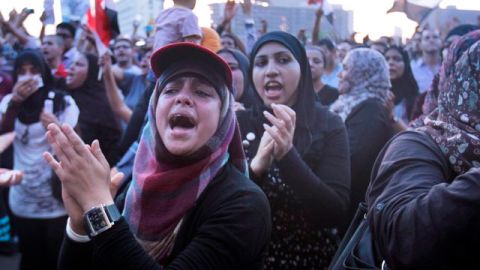 Cientos de egipcios se concentran en la plaza  Tahrir,  para mostrar su ira hacia el fallo que consideran leve, ayer.