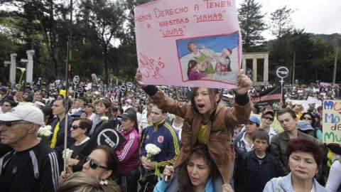 Una niña sostiene un cartel durante una manifestación para protestar por la violación y asesinato de Rosa Elvira Cely en el Parque Nacional en Bogotá, Colombia.
