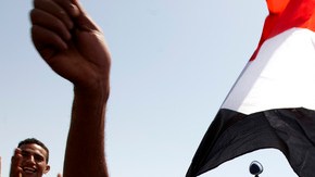 Cientos de egipcios se concentran en la plaza cairota de Tahrir, cuyos accesos han cerrado, para mostrar su ira hacia el fallo que condenó a cadena perpetua al expresidente Hosni Mubarak (abajo) y al exministro del Interior Habib al Adli