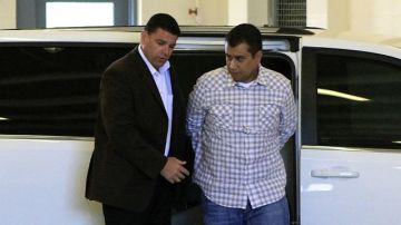 Zimmerman llegó en un camioneta blanca y no respondió a preguntas de los reporteros mientras caminaba al interior de la prisión.