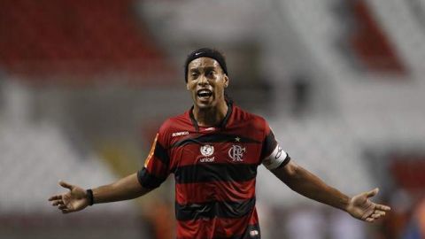 Ronaldinho dio un pase para gol y anotó otro para que el Flamengo de Brasil avance a la fase de grupos de la Copa Libertadores.