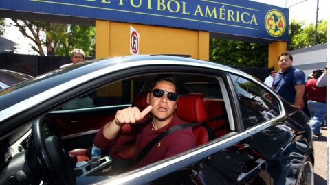 El portero de las Águilas, Moisés Muñoz, pasa tremendo susto al volcarse con su familia en la Autopista Occidente.