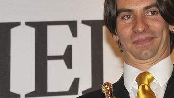 El productor Rodrigo Herranz con el Ariel al Mejor Filme por 'Pastorela'.