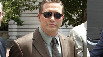 Los actores Alec Baldwin y Kevin Costner a su llegada a la corte.