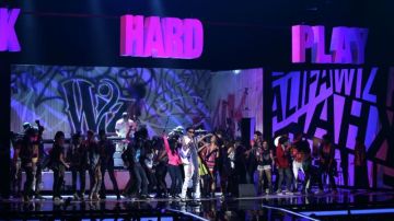 Wiz Khalifa se presenta en los MTV Movie Awards en Los Ángeles.