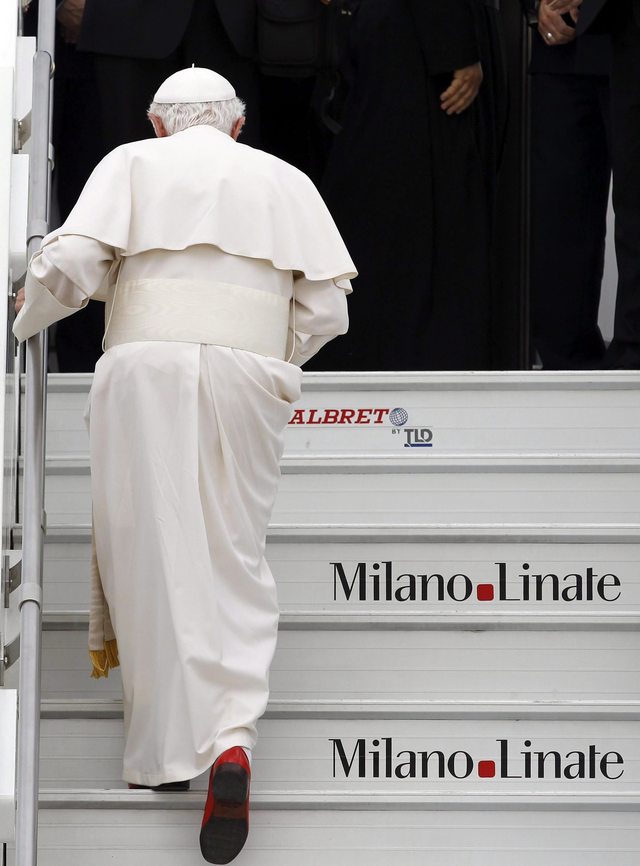Benedicto XVI embarca de regreso desde Milán.