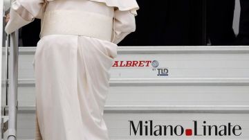 Benedicto XVI embarca de regreso desde Milán.