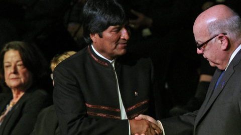 El presidente boliviano, Evo Morales (i), saluda al secretario general de la OEA, José Miguel Insulza, ayer.