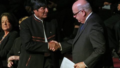 El presidente boliviano, Evo Morales (i), saluda al secretario general de la OEA, José Miguel Insulza, ayer.
