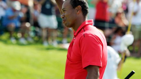 Tiger responde a una gran ovación después de su increíble triunfo.