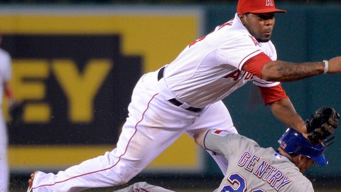 Howard Kendrick (izq.) elimina en segunda a Craig Gentry, de Texas, y dispara a la inicial al inicio de un double play en el tercer inning.