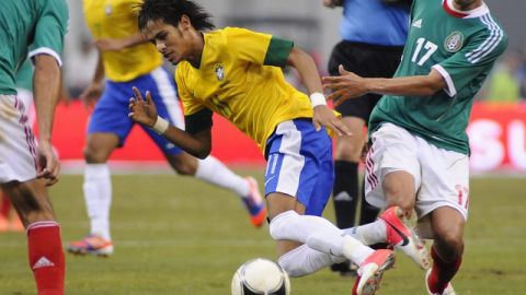 El joven astro Neymar (centro) de Brasil recibe la dura marcación del mexicano  Jesus Zavala (der.) durante el choque amistoso celebrado ayer en Texas.