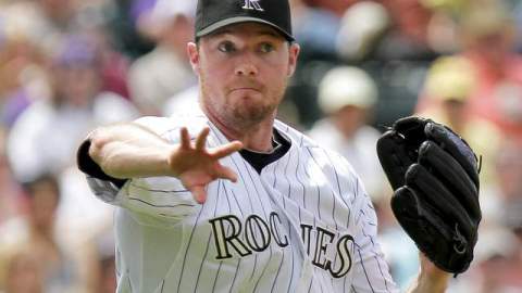 Alex White (6) le lanza a  Elian Herrera en la sexta entrada.