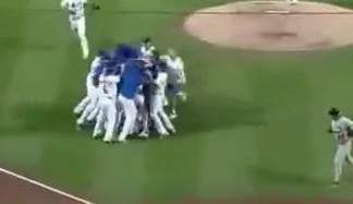 El hispano Rafael Díaz se lanzó al campo de juego de los Metz, luego de que el equipo ganara el partido del viernes.