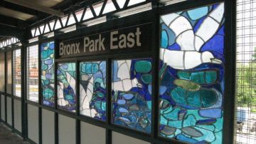“B is for Birds in the Bronx” (2006),  es un homenaje de Cándida Alvarez a las aves de El Bronx. Esta obra está en la parada de  Bronx Park East, de la línea 5.