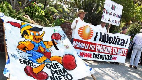 Activistas locales identificados con el movimiento 'Yo soy 132' participaron en la manifestación ayer.